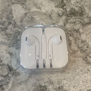 🤍 Apple EarPods with 3.5mm Plug – Brand New in Case